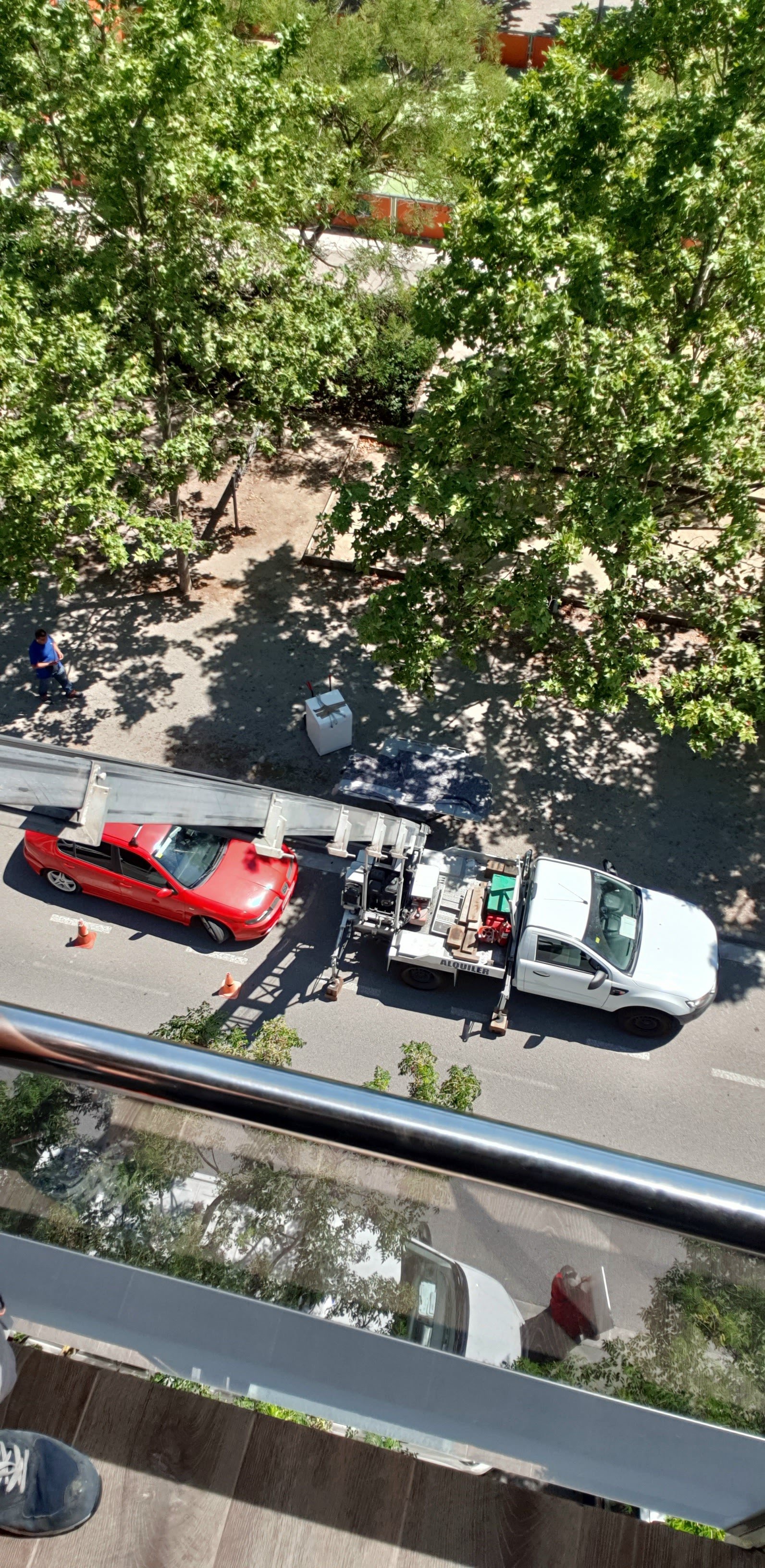 Mudanza con plataforma elevadora en Vilafranca para subir muebles por fachada